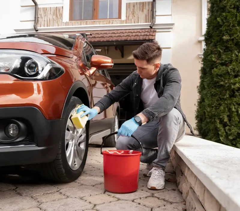 Lavage auto à domicile La Rue-Saint-Pierre : professionnel intervenant sur un véhicule